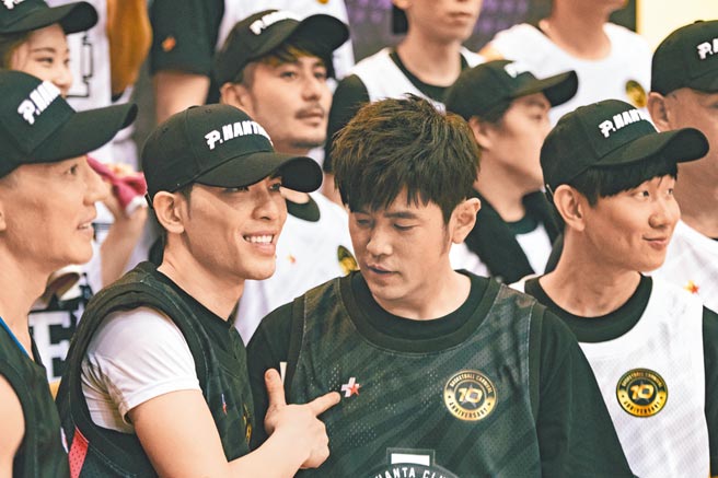 萧敬腾（左二）和好兄弟周杰伦同队合力夺分。（PHANTACi提供）