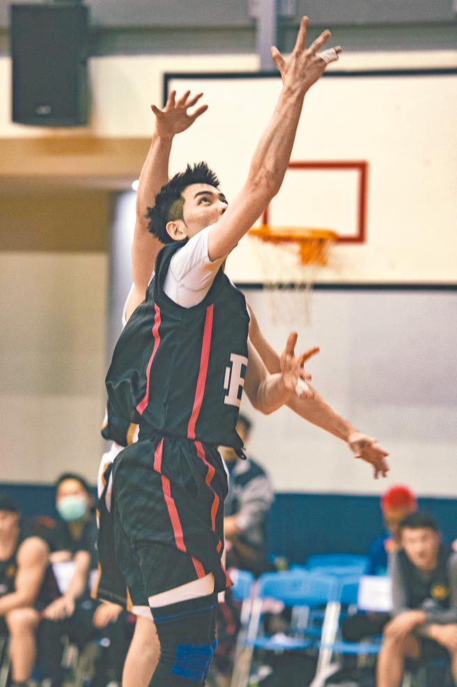 萧敬腾球场挥汗、帅气十足。（PHANTACi提供）