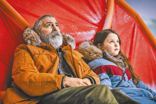 乔治克隆尼（左）在《永夜漂流》中，与意外被留下的小女孩共同面对末日的逼近。（Netflix提供）