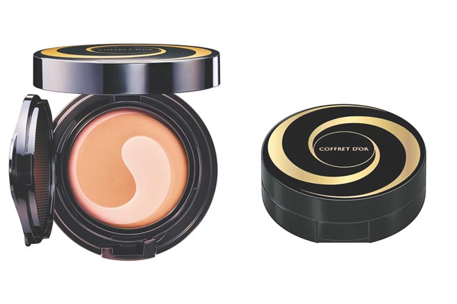 COFFRET D’OR双色拉花粉膏10g，1050元，晶润玫肌润底粉膏盒390元。（COFFRET D’OR提供）