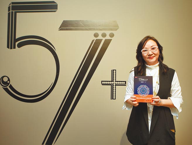 曾郁雯回首进入珠宝界三十年的歷练，相信不论经歷何种考验，一定可以找到属于自己的方向。（陈怡诚摄）