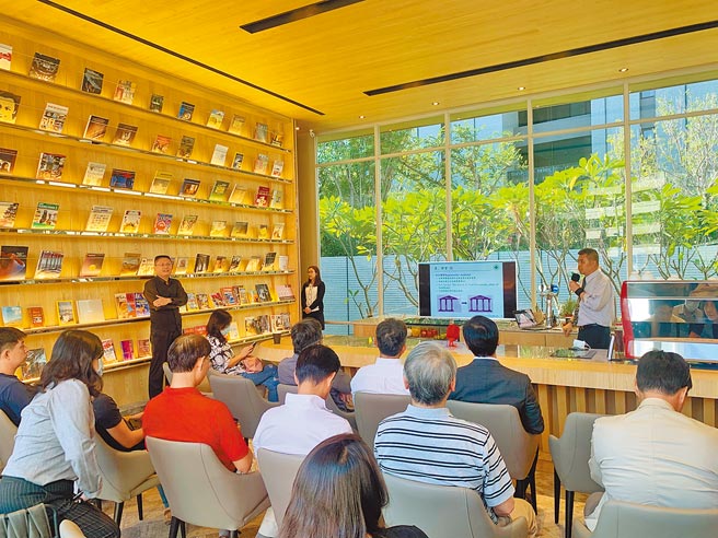 时代建设11月邀请荣总癌症防治中心主任李旭东举办讲座，让住户长知识。图／黄绣凤