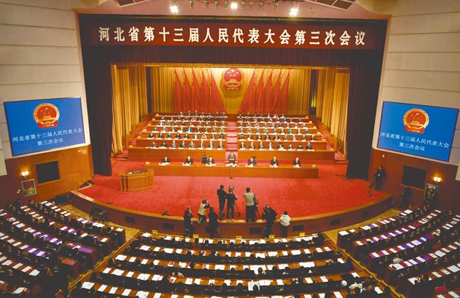 大陆各省陆续公布2021年的人代会召开日期，集中在1月中下旬。图为今年1月7日，河北省举行第十三届人民代表大会第三次会议。（中新社资料照片）