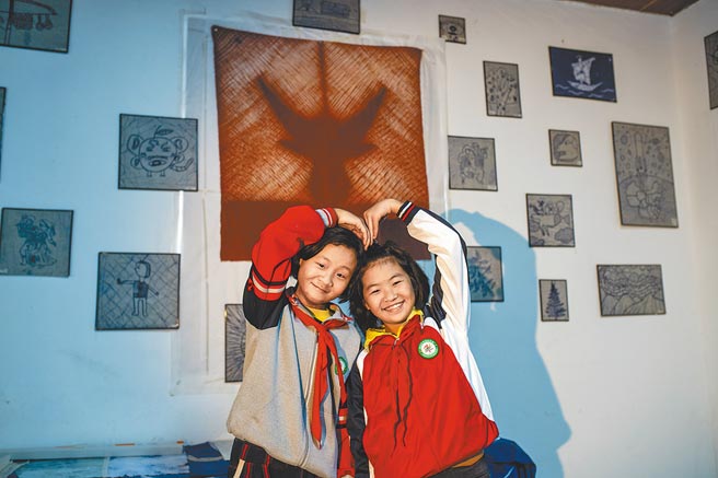 2020年是大陆决战脱贫攻坚之年，各省扶贫成果将成为明年人代会观察重点。图为10月28日，云南独龙族小学生在政府建设的免费小学里开心合影。（新华社资料照片）