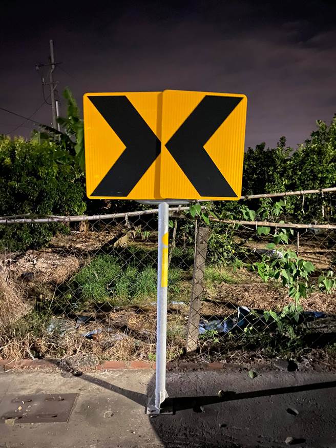 诡异的「＞＜」导引标志，让人看了雾煞煞。（图片翻摄自FB/台南爆料公社-台南最大社团）