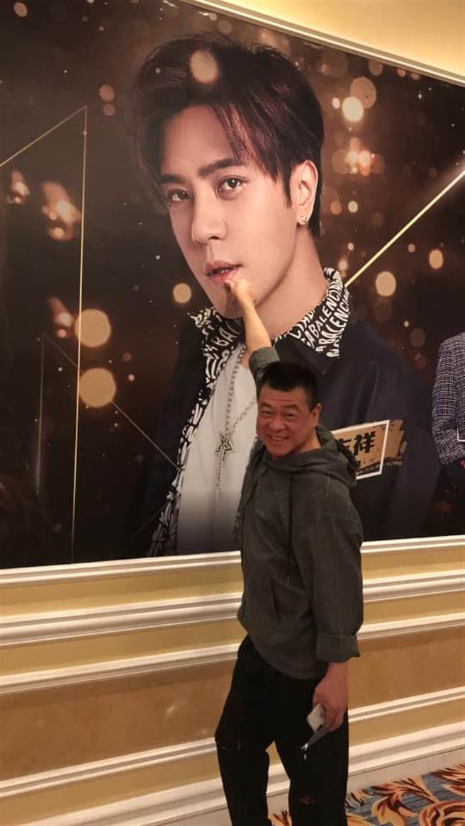 孙德荣巧妙合影罗志祥。（图／FB@孙肿来了）