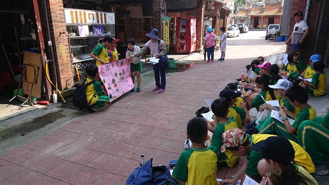 桃园市龙潭区石门国小近年推出「走读、议题探究、e阅读、多元文本阅读」4项连贯课程，让学子更认识家乡产业特色，同时建立生态环保与友善土地的观念。（翻摄照片／黄婉婷桃园传真）