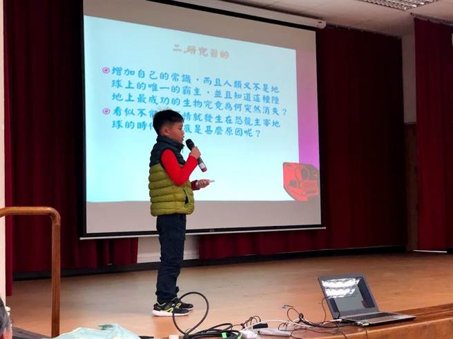 学生们不仅要走出户外认识社区，还要将资料搜集后制成简报，以专题探究的方式报告给师生听。（翻摄照片／黄婉婷桃园传真）