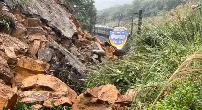 台鐵猴硐山崩造成鐵路中斷，各地湧現退換票人潮。（圖／翻攝自爆怨公社）