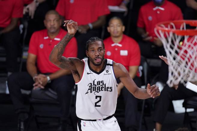 快艇是否违法招募里欧纳德，目前已经变成各说各话的地步。(美联社)