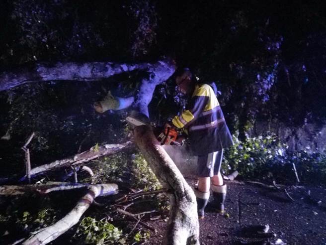近来豪大雨造成台东长滨乡南溪部落路树倒塌，唯一联外道路中断，樟原派出所所长何顺吉霸气手持电锯排除障碍。（台东县警局提供／蔡旻妤台东传真）