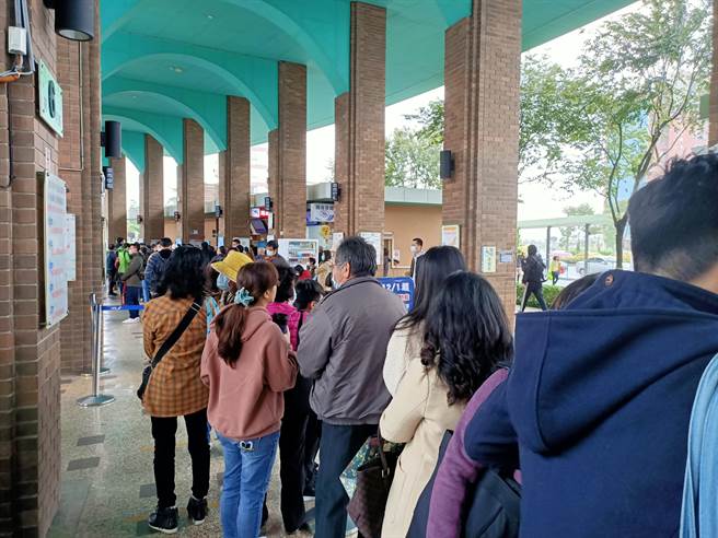 因铁路交通中断，大批旅客涌入罗东转运站，排队等候搭车北上。（胡健森摄）