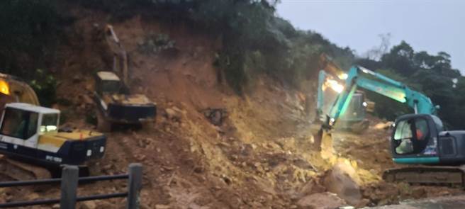 台铁猴硐-瑞芳段因连日雨势走山而中断，预计12月8日清晨抢通。（台铁提供／陈佑诚传真）