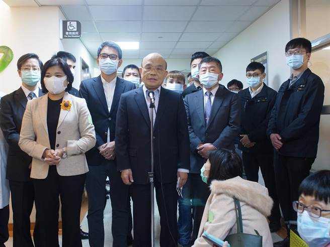 行政院长苏贞昌（前左二）强调与卫福部长陈时中（前左三）没有心结，有革命情感。（张朝欣摄）