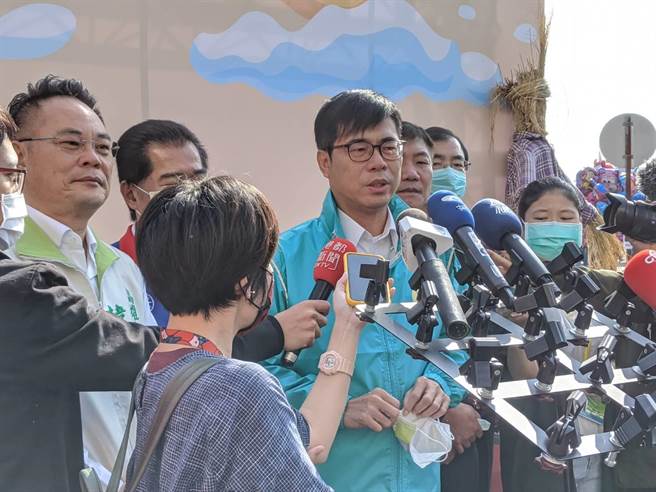 高雄巿长陈其迈5日出席大寮红豆节受访。（曹明正摄）