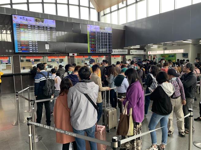 铁路交通中断，花莲火车站今天上持续涌入大批询问退票的游客，或改搭到宜兰转车。（王志伟摄）