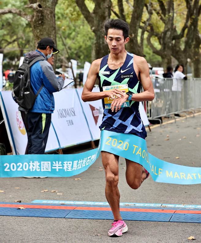 周庭印摘下半马男子组冠军。（蜂巢行销提供）