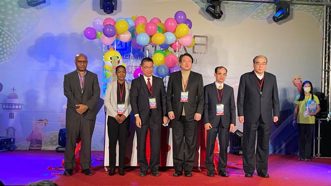 国际移民节于5日在基隆海科馆热闹展开，内政部长徐国勇、移民署长邱丰光、基隆市长林右昌一同主持开幕仪式。（吴康玮摄）