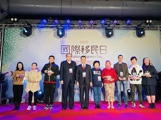 国际移民节现场进行「感谢有您」颁奖典礼，并公开表扬7位来自各国的新住民、外籍朋友。（吴康玮摄）