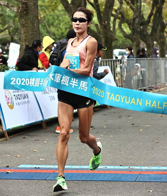 傅淑萍摘下半马女子组冠军。（蜂巢行销提供）