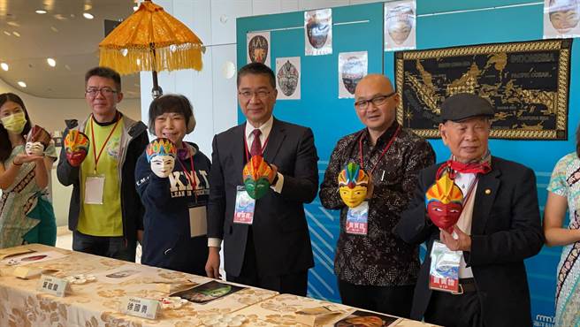 国际移民节于5日在基隆海科馆热闹展开，内政部长徐国勇(中)与国策顾问童永（右1）、民政处长王榆森（左1）、立法委员叶毓兰（左2）一同手绘富有特色的印尼面具。（吴康玮摄）