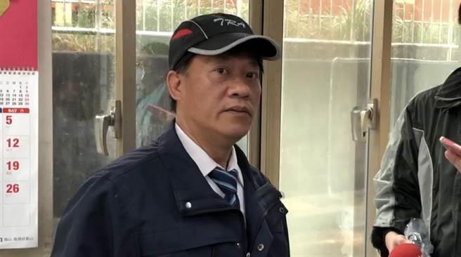 司机陈振芳靠老道经验发觉山峭不寻常，即时通报挽救400性命。（吴康玮摄）