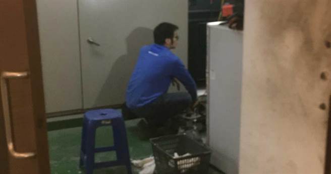 北市第一殡仪馆为了保养设备，无预警停电，吓坏不少正在办法会的家属。（图／读者提供）