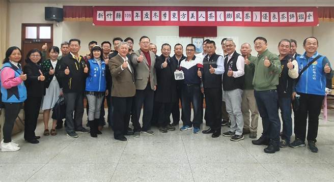 竹县冬季东方美人茶优良茶评鑑结果出炉，副县长陈见贤（中）强调县府会推动优良茶评鑑分级制度。（峨眉农会提供／罗浚滨新竹传真）