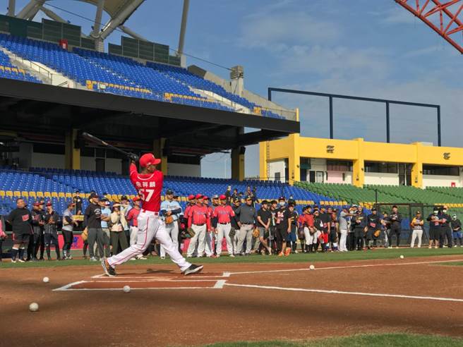 素人全垒打大赛由数据分析系统测量距离及球速，让参与者透过数据了解挥击情况。（台中市府提供／卢金足台中传真）