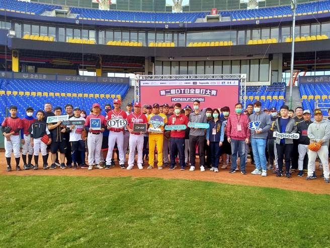 2020年第二届素人全垒打大赛5日首度于台中洲际棒球场举办。（台中市府提供／卢金足台中传真）