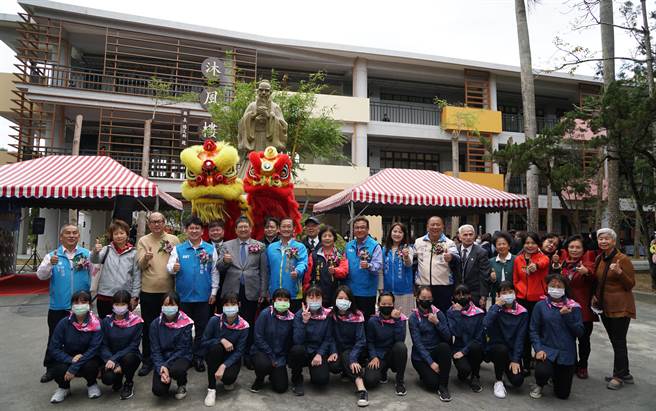 富光国中举办51周年校庆，为重建完成的「沐风楼」热闹举行启用典礼。（县府提供／罗浚滨新竹传真）