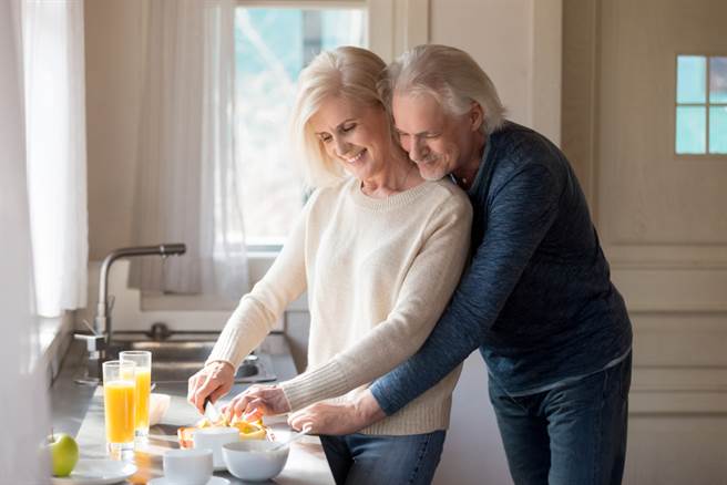 一名女网友表示，自己到外地读书5年，毕业后回家，某次从母亲切苹果时发现，父母衰老许多。(达志影像/示意非当事人)
