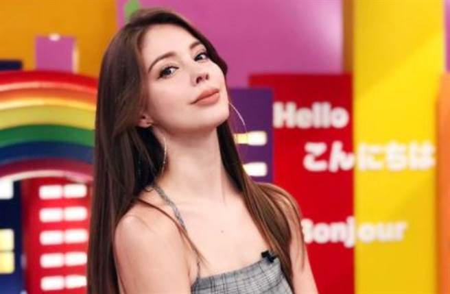 俄罗斯籍女星安妮因乌克兰及俄罗斯混血脸孔走红，近日她登上节目大跳钢管舞耍辣。（图／IG@anechka_annie）