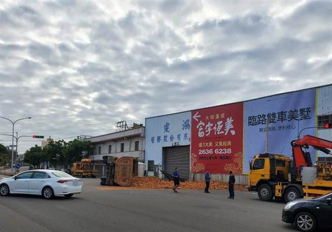 砂石车整车翻覆，车上黄土块洒落满地。（陈淑娥摄）