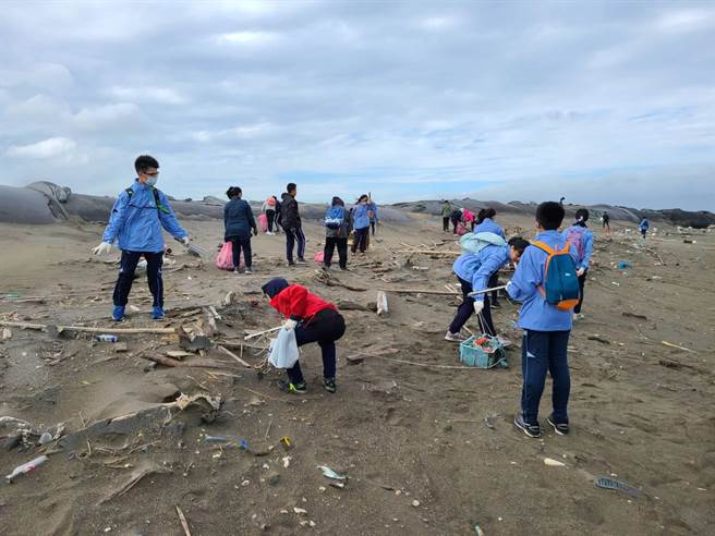 成功国中数资班师生共50人，5日至新竹市南寮鱼鳞天梯附近海滩进行关爱环境净滩活动。（成功国中提供／邱立雅竹市传真）