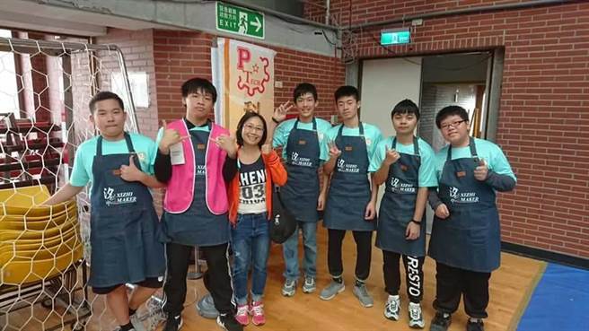 汐止国中潘信志（左二）同学凭藉参加国三技艺班与全国生科竞赛第2名的成绩，今年顺利进入内湖高工电机科就读。（新北市教育局提供）