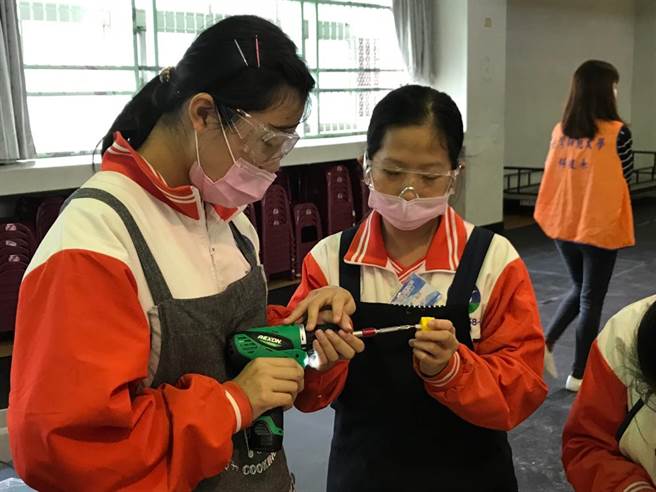 竞赛首次以防疫主题融入电流课程，获得全国前三名者可申请师大科技系。（新北市教育局提供）