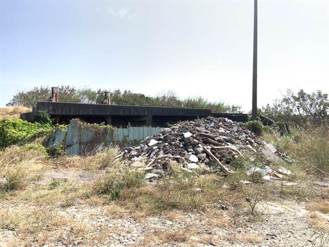 清水高北加压站也遭营建废弃物入侵。（陈淑娥摄）