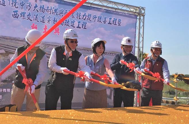 针对台铁瑞芳至猴硐段边坡坍塌，交通部长林佳龙（右二）宣布增列1亿元预算。（张朝欣摄）