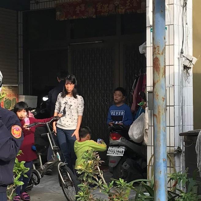 郑姓女童随父亲外出，不慎被烧死在炮车内。女童的家属对此相当低调。（林瑞益摄）
