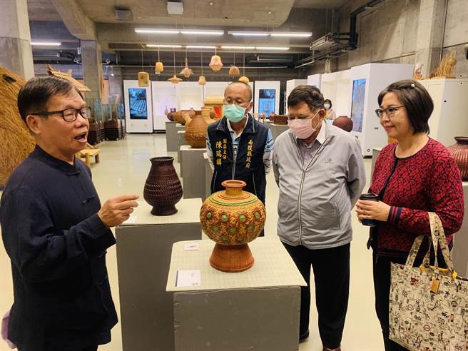南投县副县长陈正升（右二），欣赏竹艺作品。（廖志晃摄）