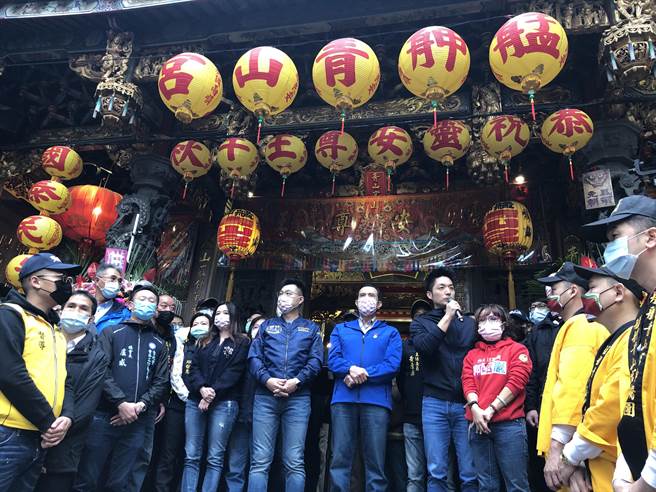 艋舺青山宫下午圣诞绕境庆典活动，前总统马英九、国民党主席江启臣、国民党立委蒋万安、台北市议员应晓薇、吴志刚、郭昭巖等人都到场参加。（赵婉淳摄）