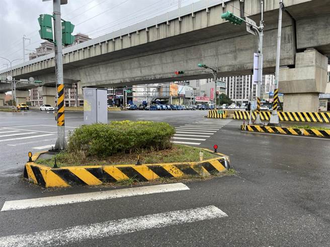 位于桃园市中坜区民族路六段与高铁南路六段交界的行人穿越线，竟被槽化岛占用，通行路线瞬间被腰斩，行人须绕行才能行走至对向。（黄婉婷摄）