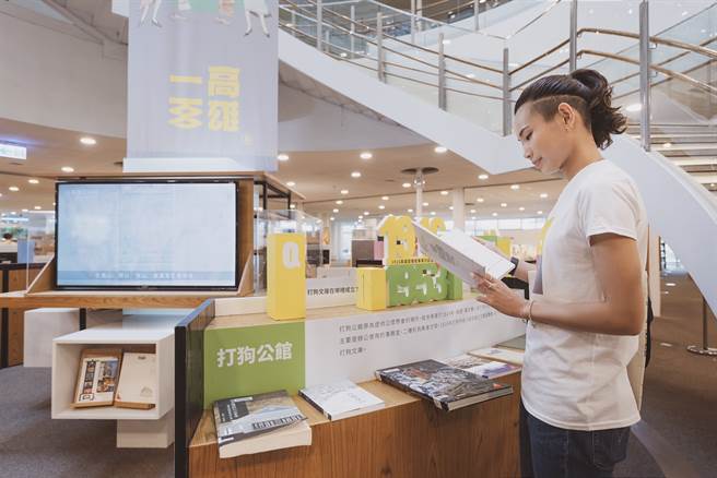 羽球世界球后戴资颖与高雄市立图书馆合作年终加码借阅活动，鼓励民眾阅读还有机会抽小戴周边商品。（高市图提供）