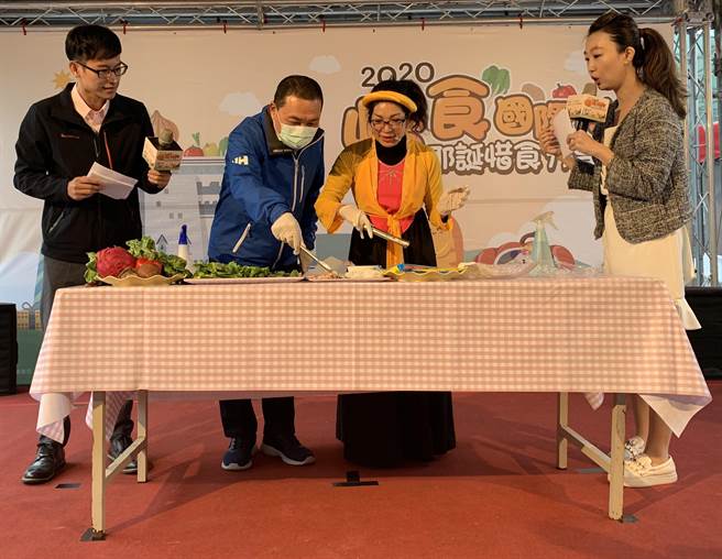 侯友宜和新住民製作越南道地春捲。（許哲瑗攝）