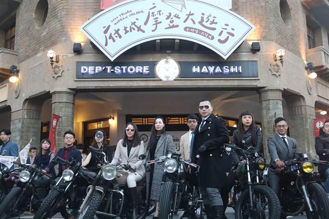 台湾现存最老的百货「林百货」5日迎接89岁生日，并举办摩登大游行，邀请民眾以復古元素扮装上街。其中，有重机爱好者秀出古董老车，彷佛回到20世纪。（李宜杰摄）