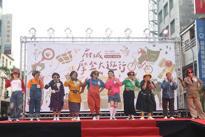台湾现存最老的百货「林百货」5日迎接89岁生日，并举办摩登大游行，邀请民眾以復古元素扮装上街。其中，来自后壁区、平均年龄70岁以上的「时尚阿嬷团」，秀出復古时尚穿搭，成为全场焦点。（李宜杰摄）