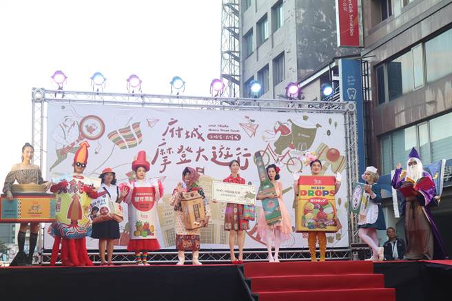 林百货庆祝89岁生日，并举办摩登大游行热闹踩街。（李宜杰摄）