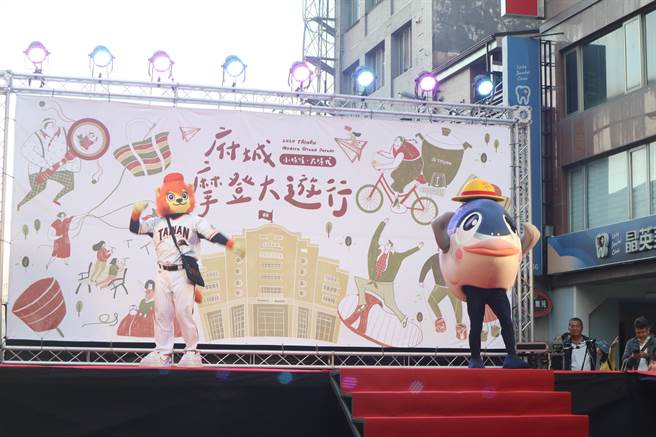 林百货庆祝89岁生日，并举办摩登大游行热闹踩街。（李宜杰摄）