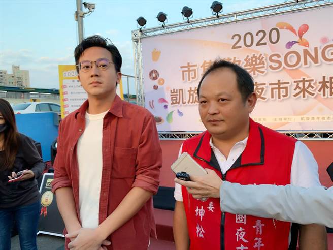 高雄凯旋青年夜市5日与市府合办「好人好市」活动雪耻，高市经发局长廖泰翔（左）与该夜市副总刘坤松（右）共同出席活动。（柯宗纬摄）